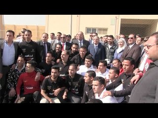 العميد يشارك في مباراة كرة قدم مع المتعافين من الإدمان بالمنيا