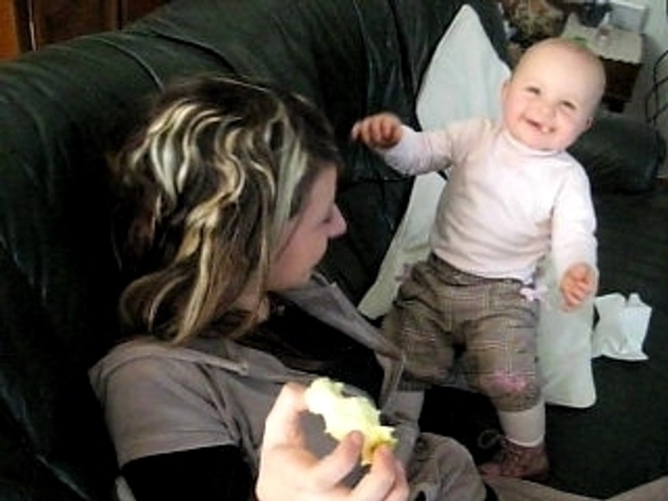 Maeva joue avec tata audrey