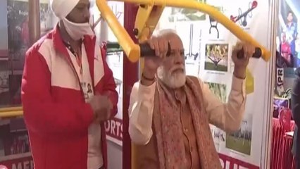 Meerut: PM Modi tries hand on gym machine