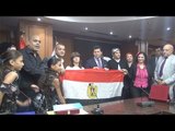 وزير الشباب يكرم أول طفل مصري من ذوي الهمم يصعد قمة جبل موسى