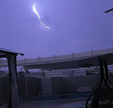 البرق يضرب قمة برج خليفة في مشهد يحبس الأنفاس.. شاهد المقطع