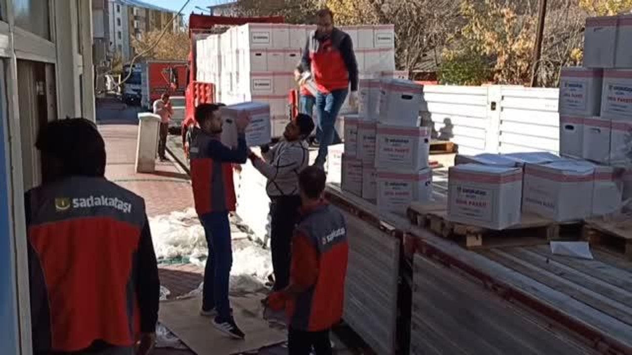 Sadakataşı Derneği, ihtiyaç sahiplerine 1400 gıda kolisi dağıttı