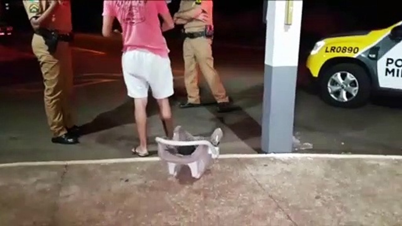 Pai diz que bebê foi deixado pela mãe que estava festando, pega criança e faz denúncia na delegacia