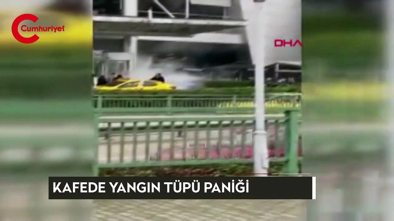Yangın söndürme tüpü devrildi, kafede panik yaşandı