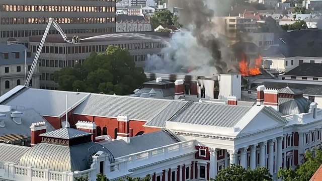 남아공 국회 단지 내 건물서 불... 불길 잡았다 / YTN