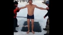 Un petit bain pas vraiment prévu dans l'eau glacée... bonne année