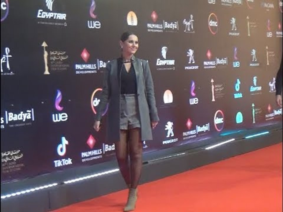 ياسمين رئيس بـ الهوت شورت على الريد كاربت في مهرجان القاهرة السينمائي