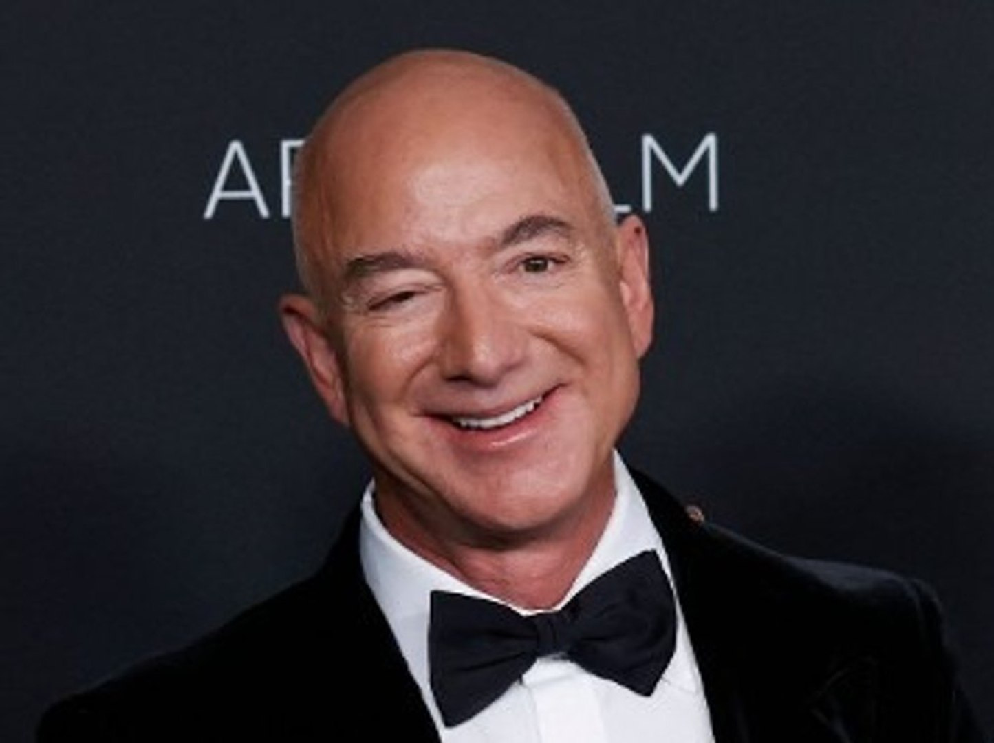 ⁣Jeff Bezos: Twitter-User lachen über sein Silvesteroutfit