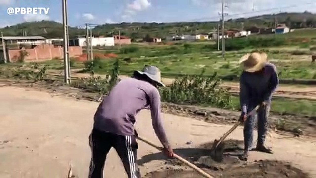 PAIS DE FAMÍLIAS PEDEM AJUDA PARA TAPAR BURACOS NA PE 075