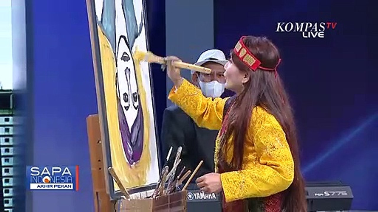 Keren! Ini Dia Aksi Melukis Terbalik ala Del Sarono Sambil Bernyanyi