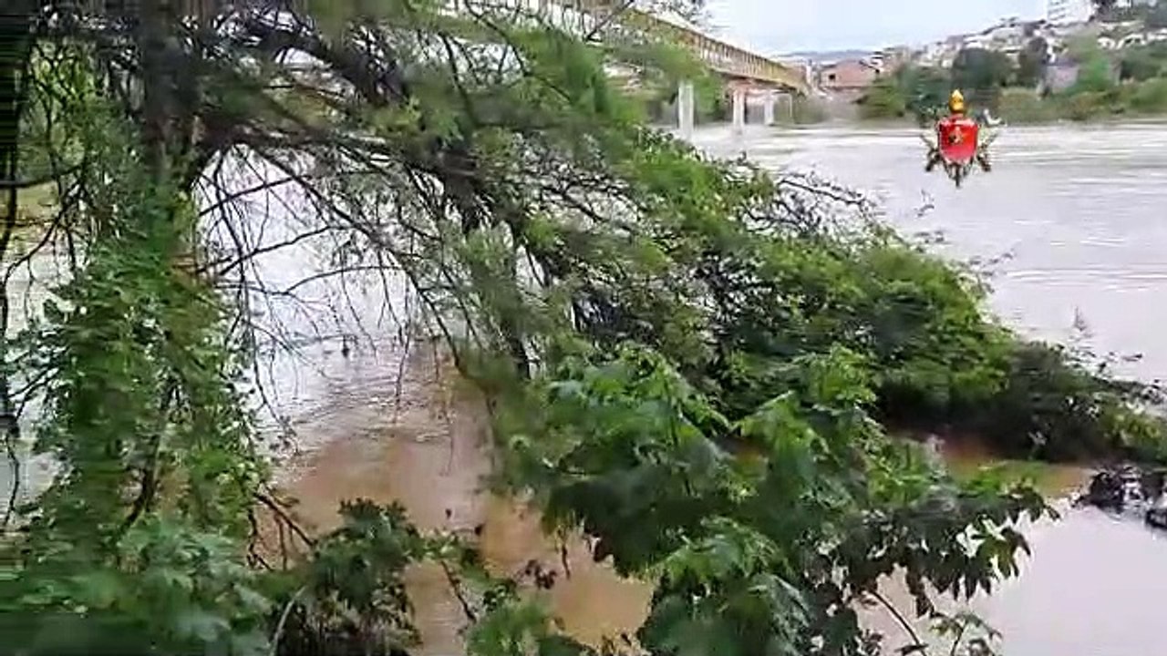 Bombeiros do DF resgatam um homem que ficou ilhado em rio na Bahia