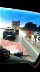 Rio transborda, invade rodovia em Cajazeiras e impressiona motoristas que passavam no local