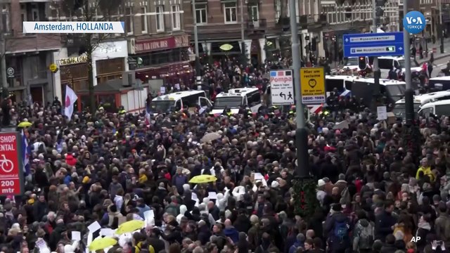 Amsterdam’da Polisle Protestocular Çatıştı