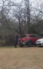 Son dakika haberleri... KÜREKLE ARAÇLARIN CAMLARINI KIRAN SALDIRGAN KAMERALARA YAKALANDI