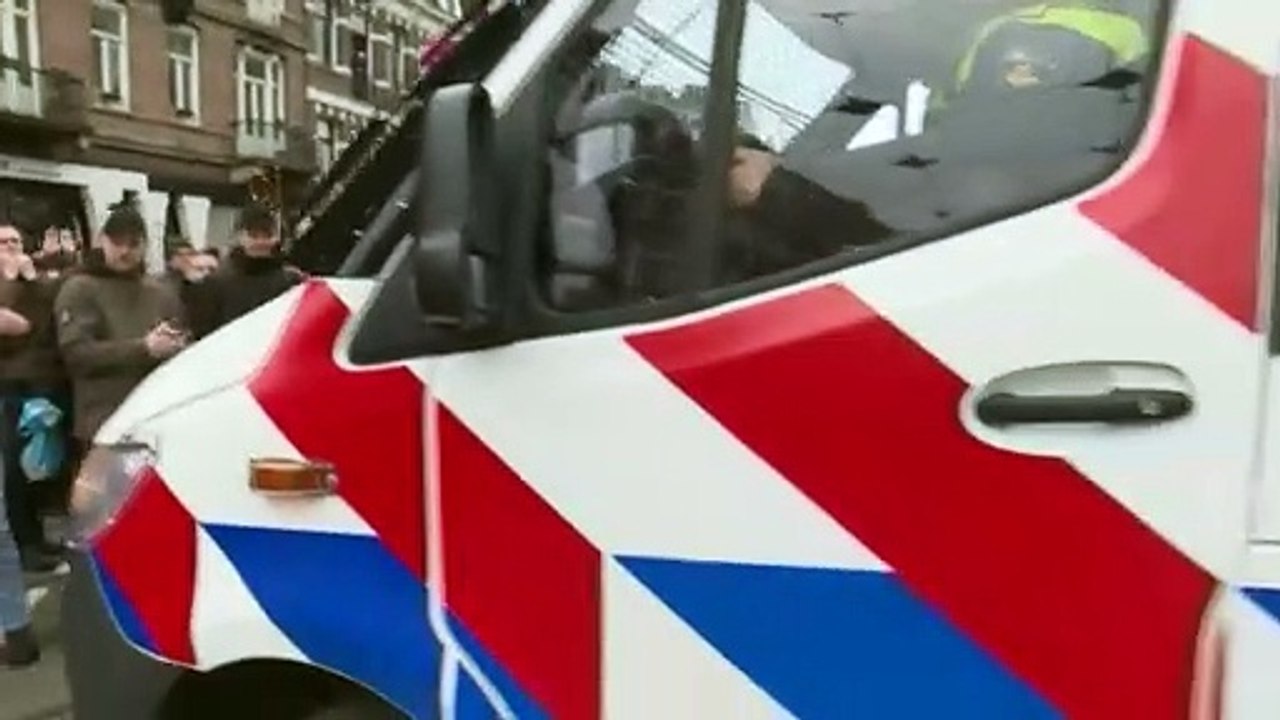 Thousands gather to oppose Dutch virus measures despite ban