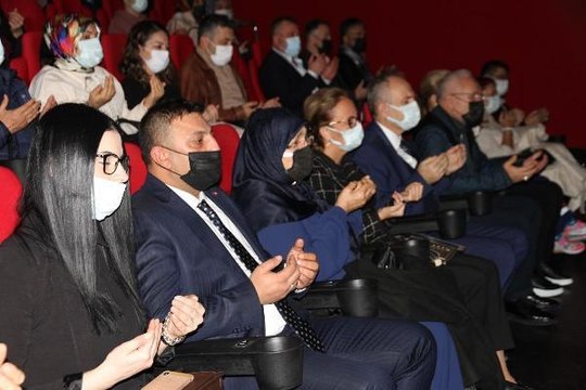 EREN İLE ŞEHİT OLAN BAŞÇAVUŞ GEDİK'İN ANNESİ, OĞLUNUN CANLANDIRILDIĞI FİLMİ İZLERKEN GÖZYAŞLARINA BOĞULDU