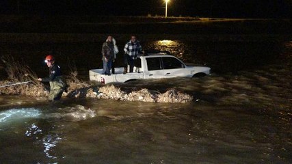 Son Dakika | MANZARA İZLERKEN ARAÇLARI BOĞAÇAYI'NA DÜŞEN 3 KİŞİYİ, İTFAİYE BOTLA KIYIYA ÇIKARDI