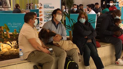 Largas colas en el aeropuerto de Lisboa para hacerse una prueba sobre COVID-19