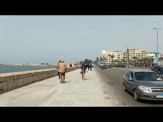 رغم منع التجمعات.. أهالي الإسكندرية ماشيين على الكورنيش