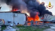 Lecce, fiamme nel campo sosta rom Panareo