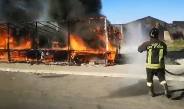 Crotone - Brucia una bancarella di fuochi pirotecnici (02.01.22)