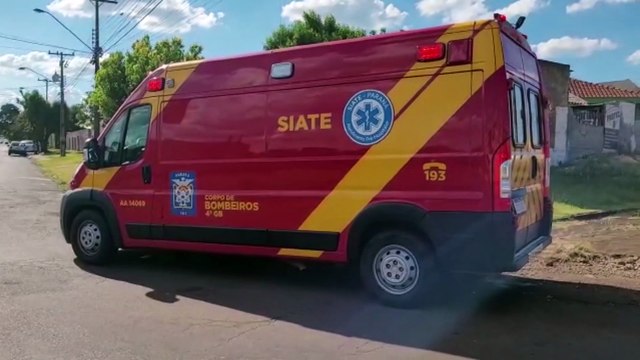 Jovem colide Honda Biz contra lateral de Honda Civic e precisa dos cuidados do Siate no Bairro Maria Luíza