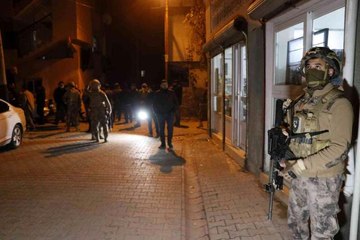 Silahlı kavgaya karışan şüpheli kaçtığı sırada polisi tabancayla vurdu