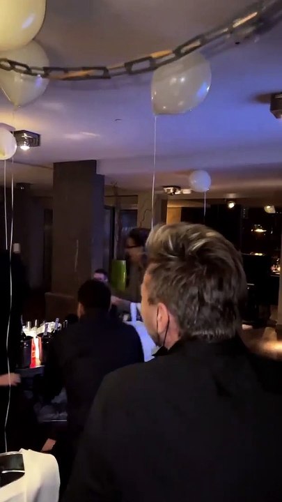 Hugo Manos a partagé des vidéos de sa fête du Nouvel An, à New York, en compagnie de Laurent Ruquier et des amis, sur Instagram.