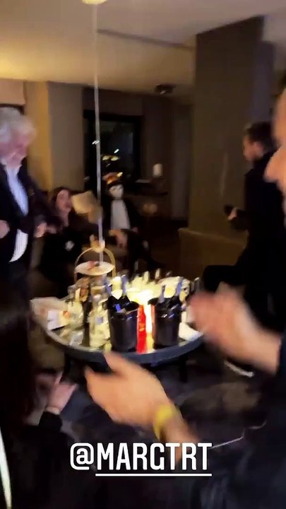 Hugo Manos a partagé des vidéos de sa fête du Nouvel An, à New York, en compagnie de Laurent Ruquier et des amis, sur Instagram.