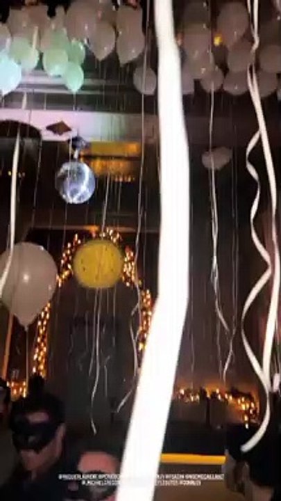 Hugo Manos a partagé des vidéos de sa fête du Nouvel An, à New York, en compagnie de Laurent Ruquier et des amis, sur Instagram.