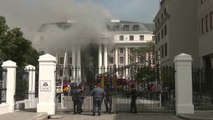 남아공 국회 건물 화재로 소실...'방화' 용의자 체포 / YTN
