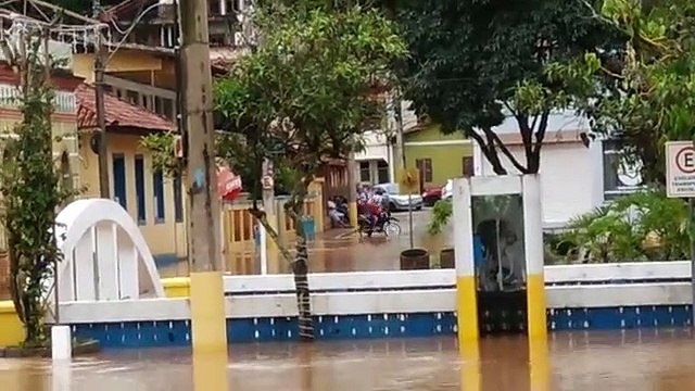 Rio transborda após chuvas e centro de Pouso Alto é tomado pelas águas