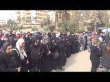 بسبب الزحام  نساء يصلين في الشارع أثناء جنازة نجل مايا مرسي