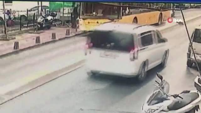 Son dakika... İstanbul'da feci kaza kamerada: İETT otobüsünün çarptığı kadın ağır yaralandı