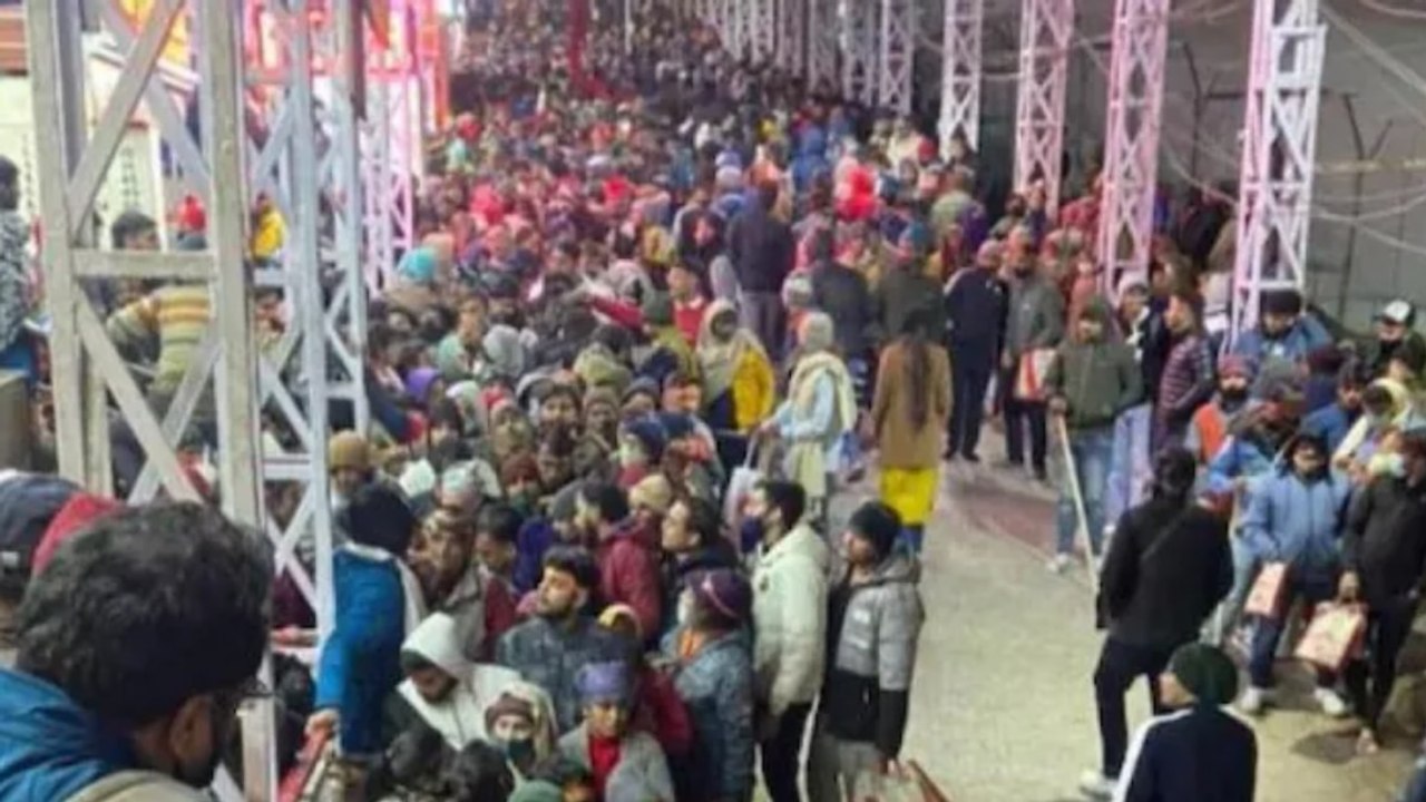 Who is responsible for the stampede in Vaishno Devi?