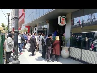 لليوم الثاني زحام أمام البنك الأهلي في الجيزة لصرف الرواتب والمعاشات