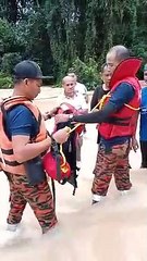 Firemen rescue motorcyclist stranded by flood in Segamat