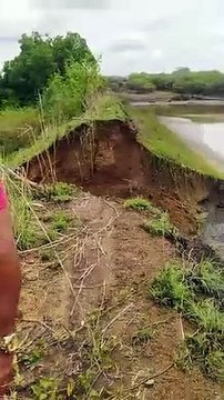 Parede de açude rompe e água invade rodovia em Cajazeiras, assustando motoristas