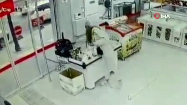 Alışveriş bahanesiyle iş yerine girip kasiyerin telefonunu çaldı