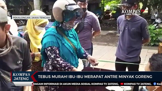 Tebus Murah! Ibu-ibu Merapat Antre Minyak Goreng