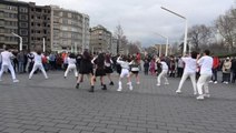 Taksim Meydan'da gençlerin dans gösterisi büyük ilgi gördü