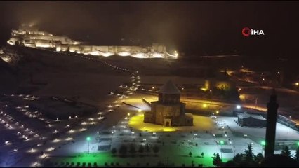 Kars'ta vatandaşlar kar altında halay çekti