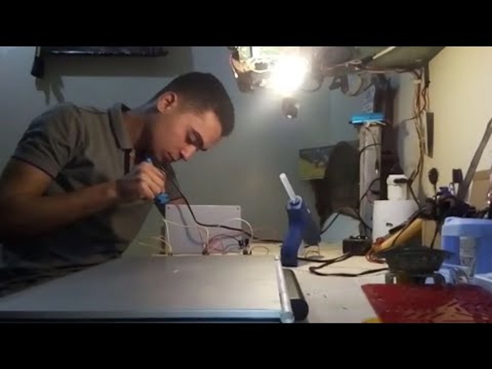 طالب في الصف الثاني الثانوي يخترع 3 أجهزة للتعقيم خلال 12 ساعة