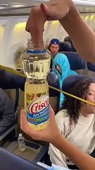 Elle s'endort dans l'avion et les hôtesses lui font une grosse blague