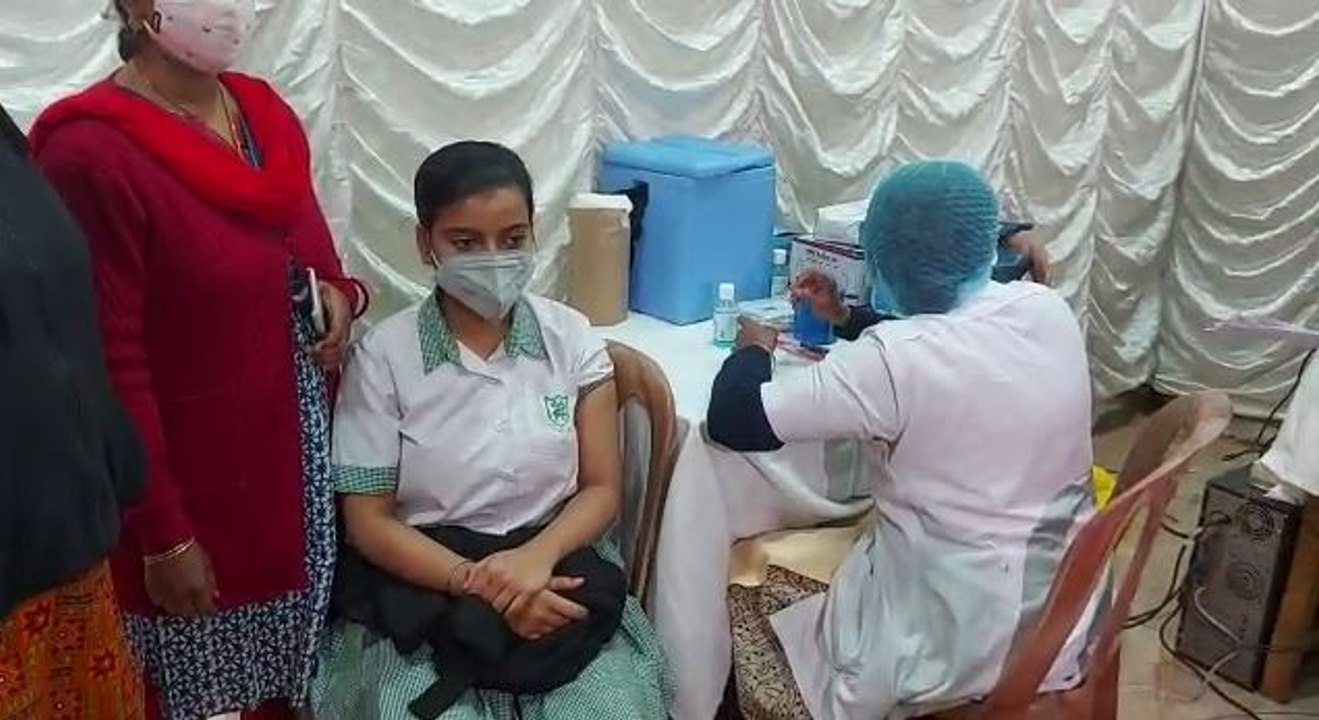 দক্ষিণ কলকাতার চেতলা গার্লস স্কুলে চলছে ভ্যাকসি...
