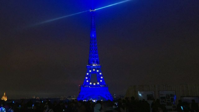Oposição de Macron critica bandeiras europeias em monumentos de França