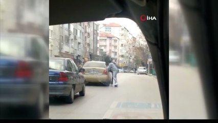 Otomobile tutunan kaykaylı genç az daha canından oluyordu