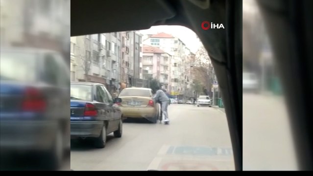 Otomobile tutunan kaykaylı genç az daha canından oluyordu