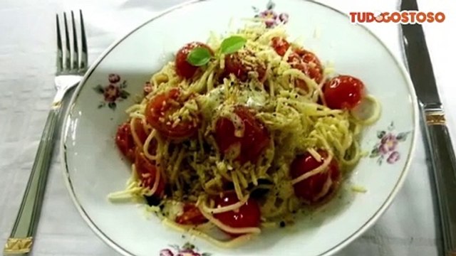 Espeguete com Tomates Cereja, Mussarela de Búfala e Manjericão