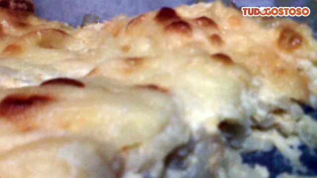Macarrão ao molho branco e frango desfiado